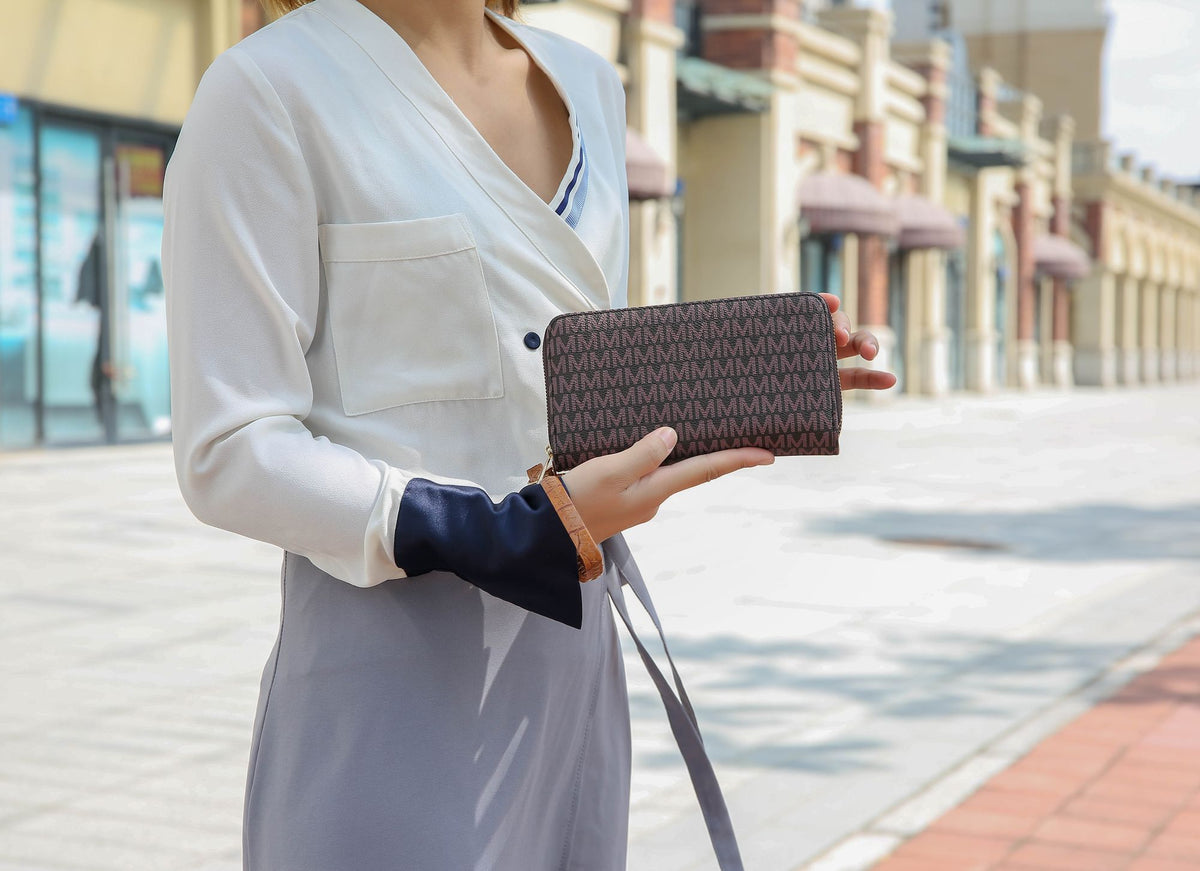 559901801